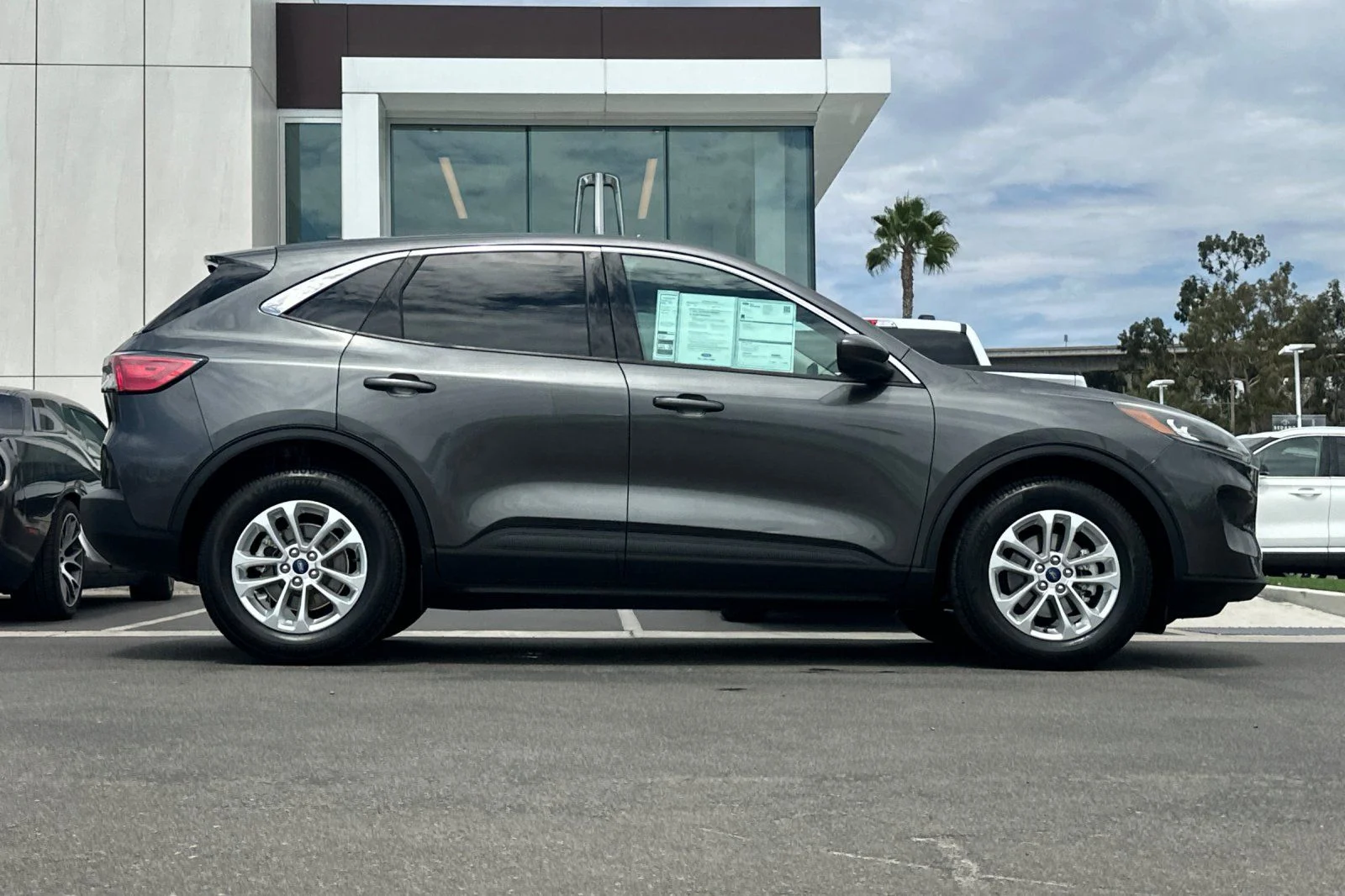 Certified Used 2020 Magnetic Metallic Ford SE image 2