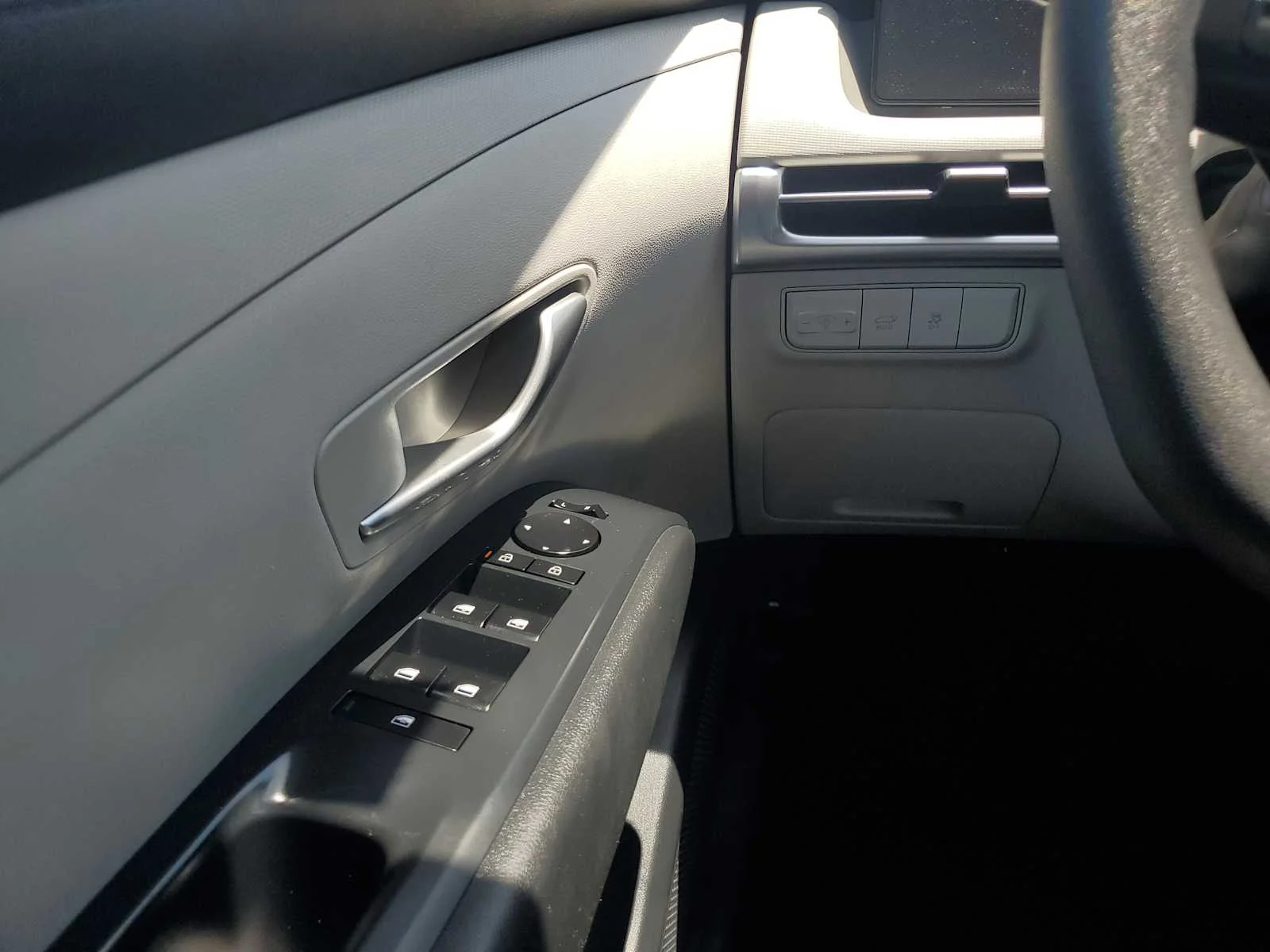 Used 2025 White Hyundai SEL image 19