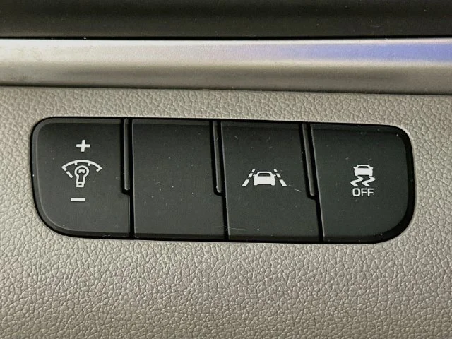 Used 2020 Red Hyundai SE image 18