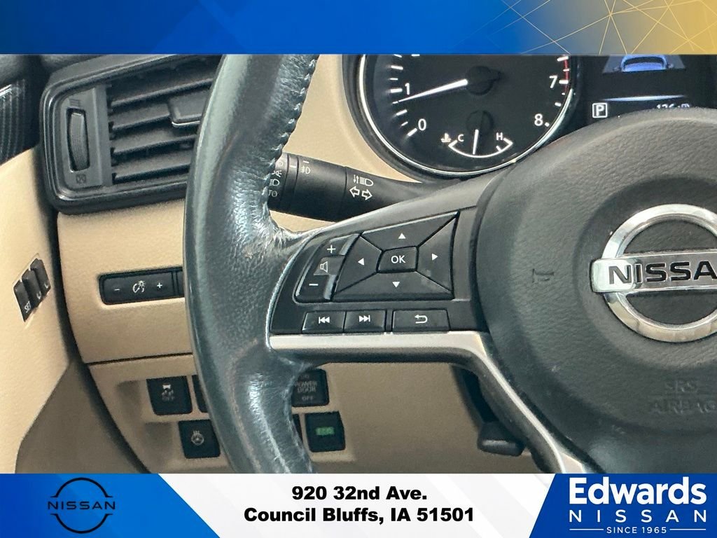 Used 2017 White Nissan  image 17