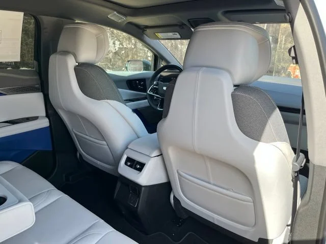 2027 Cadillac OPTIQ Luxury - Photo 17