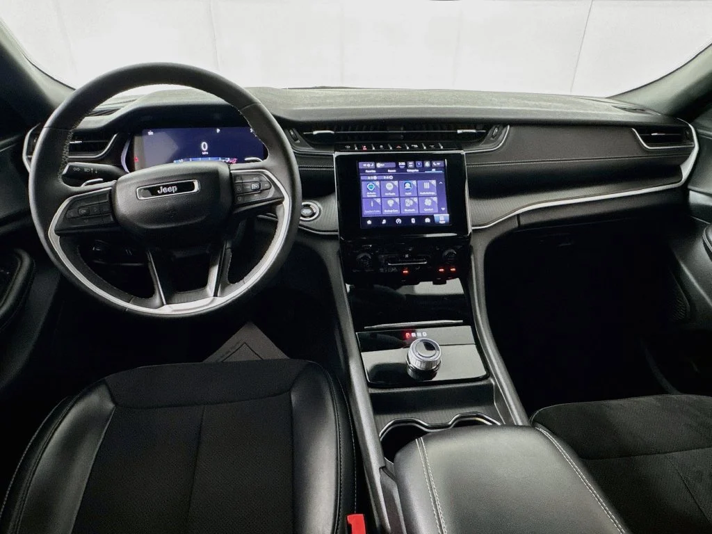 Used 2023 Red Jeep Altitude image 26