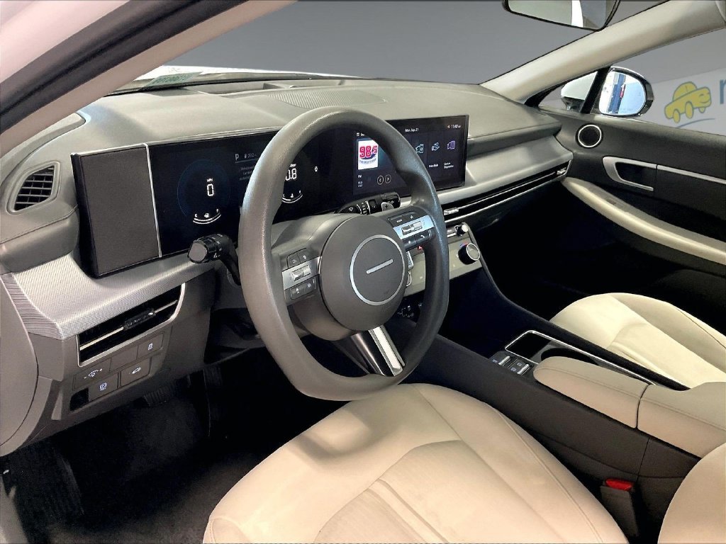 Used 2025 White Hyundai SEL image 8