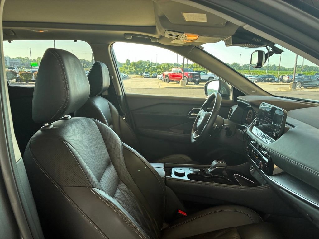 Used 2021 Gray Nissan Platinum image 17