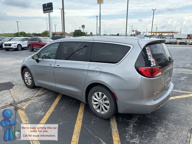 Used 2017 Billet Silver Metallic Clearcoat Chrysler Touring image 3