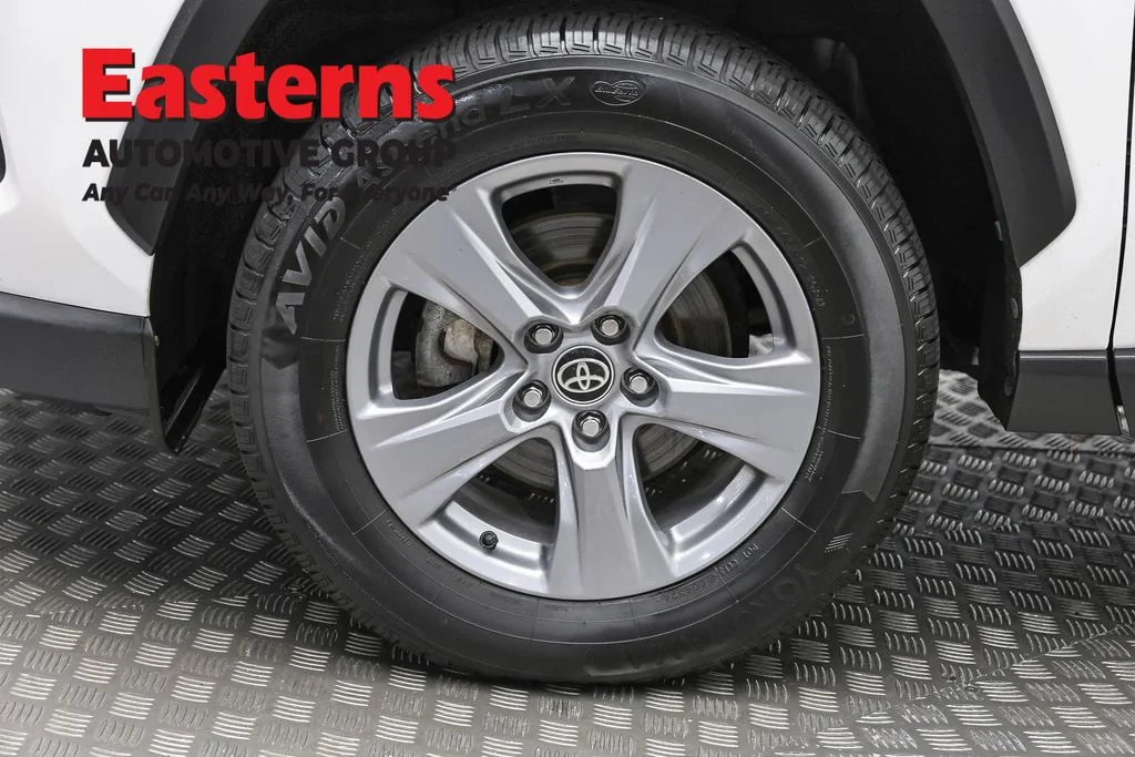Used 2022 White Toyota XLE image 32