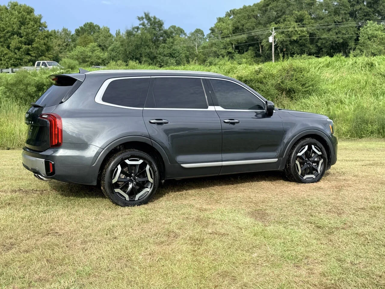 Used 2023 Gray Kia S 4dr SUV image 5