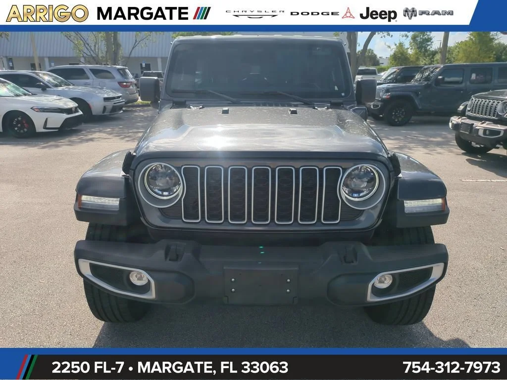 Used 2025 Granite Crystal Metallic Clearcoat Jeep Sahara image 4