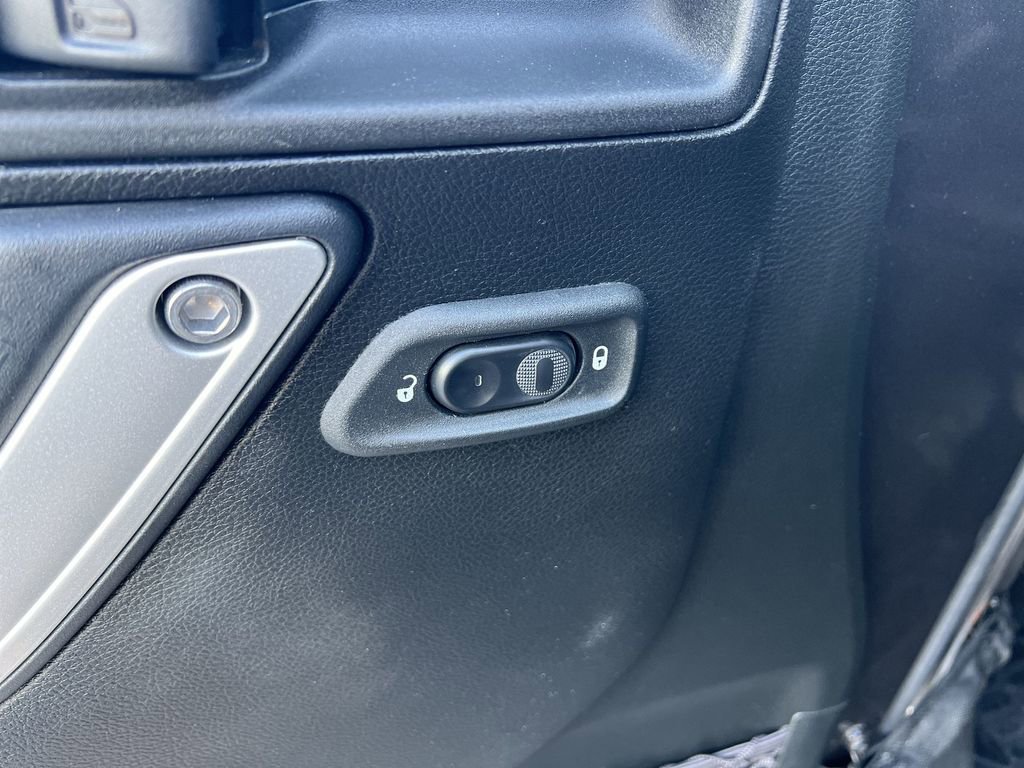 Used 2018  Jeep Sahara image 19