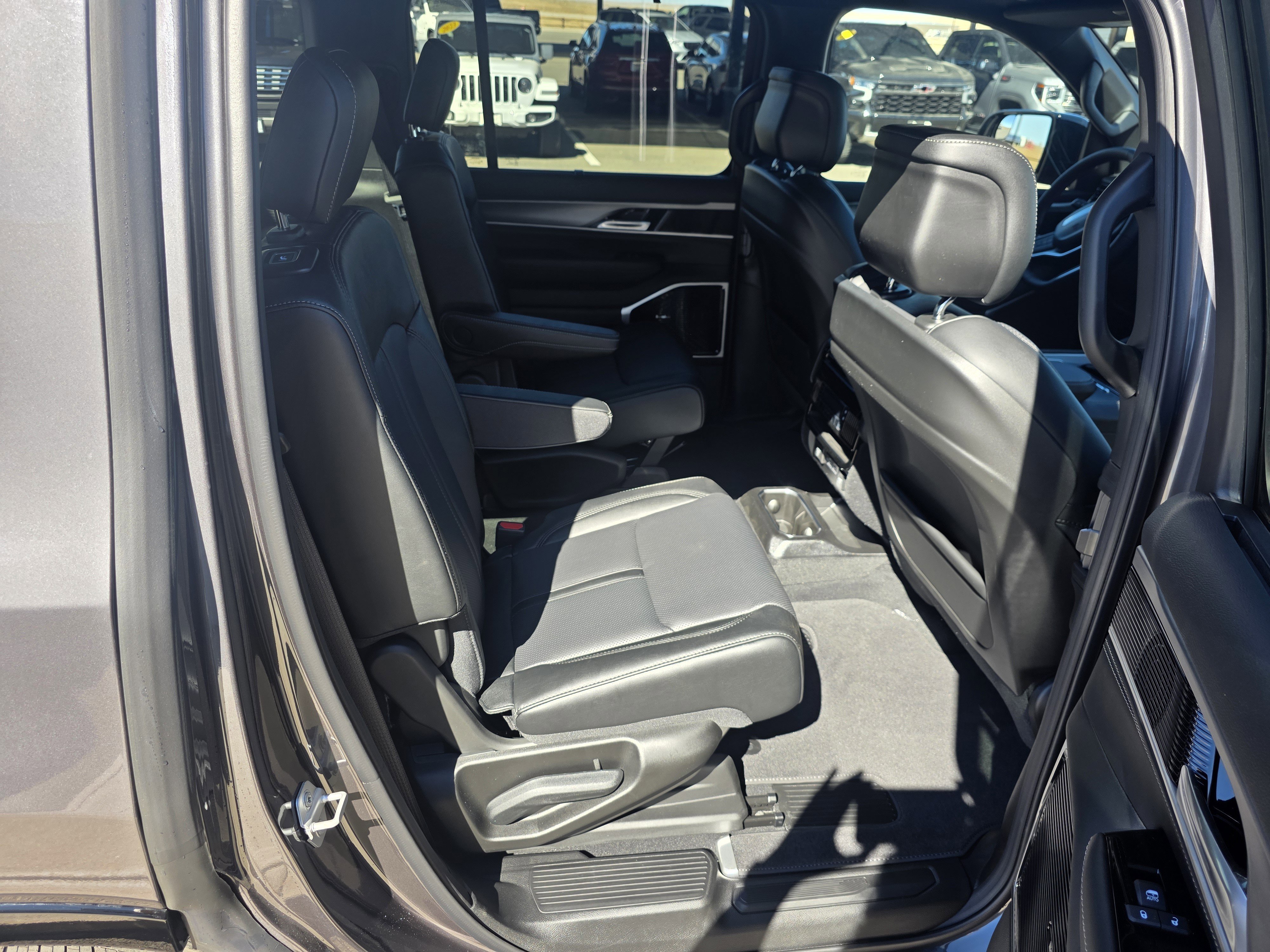 New 2026 Baltic-Gray Metallic Clear-Coat Exterior Paint Jeep Limited Reserve image 20