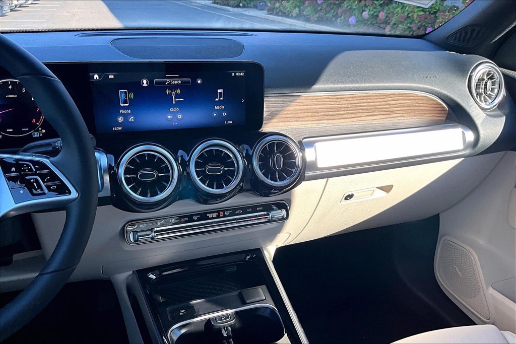 New 2026 Polar White Mercedes-Benz GLB 250 image 7