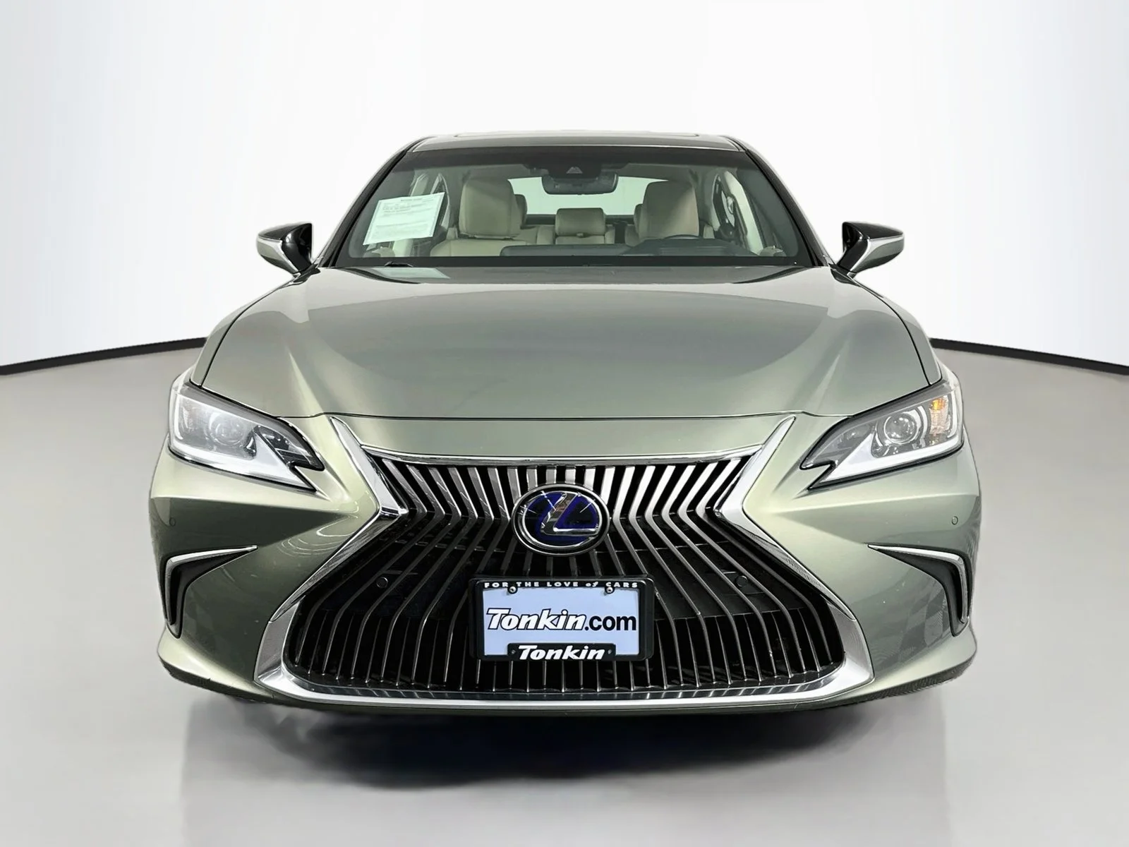 Used 2020 Green Lexus 300h image 2