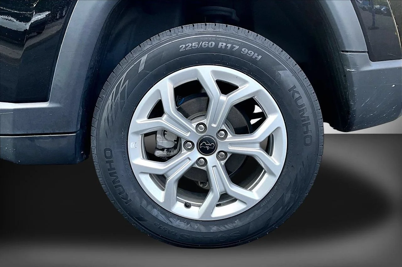 Certified Used 2025 Black Jeep Latitude image 34