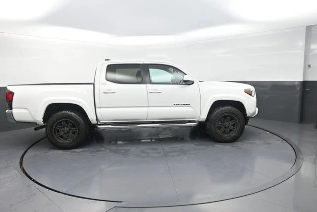 Used 2022 White Toyota SR5 image 20