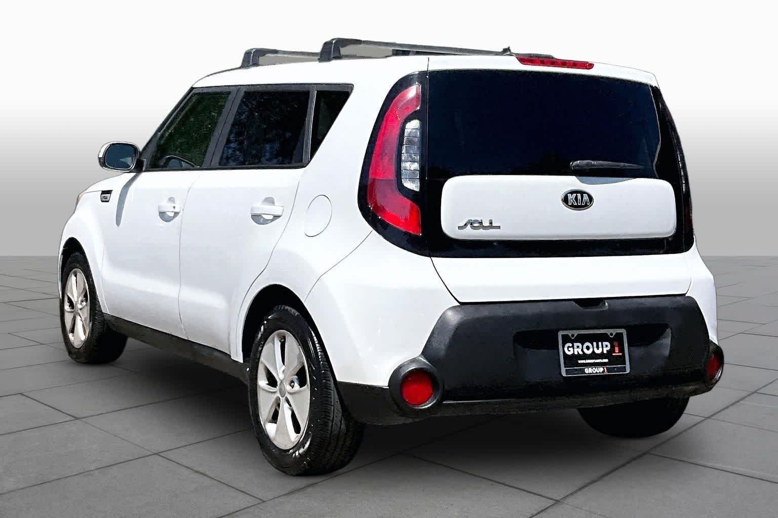 Used 2016 Clear White Kia Base image 12