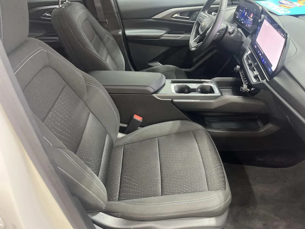 Used 2025 Summit White Chevrolet LT image 29