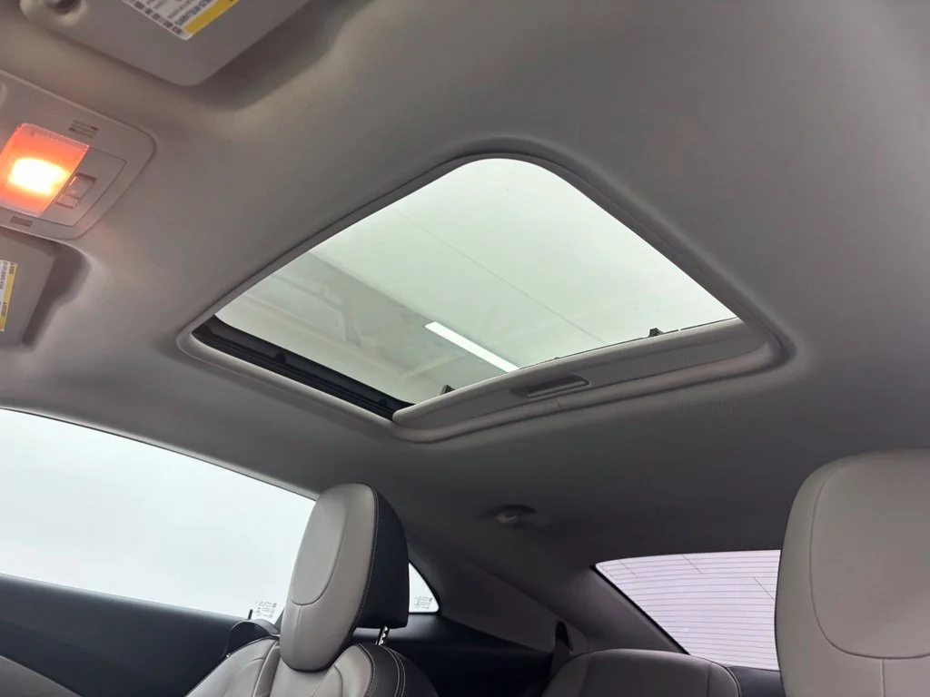 Used 2015 White Chevrolet 2LT image 31