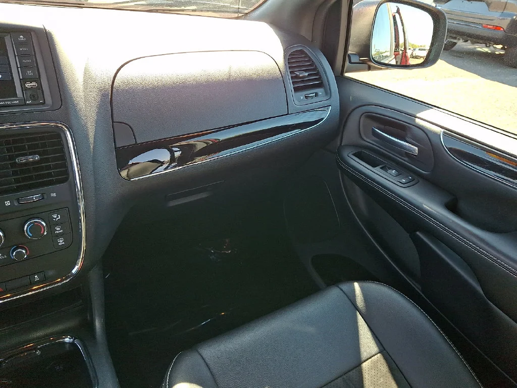 Used 2019 Red Dodge SXT image 17