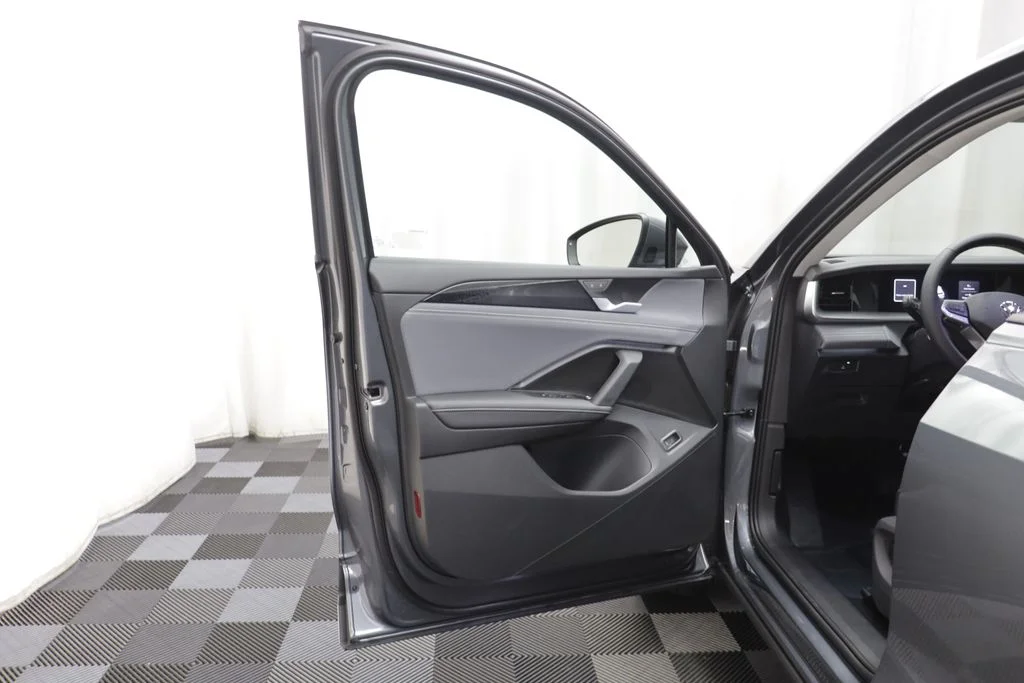 New 2026 Platinum Gray Volkswagen 2.0T SE image 5