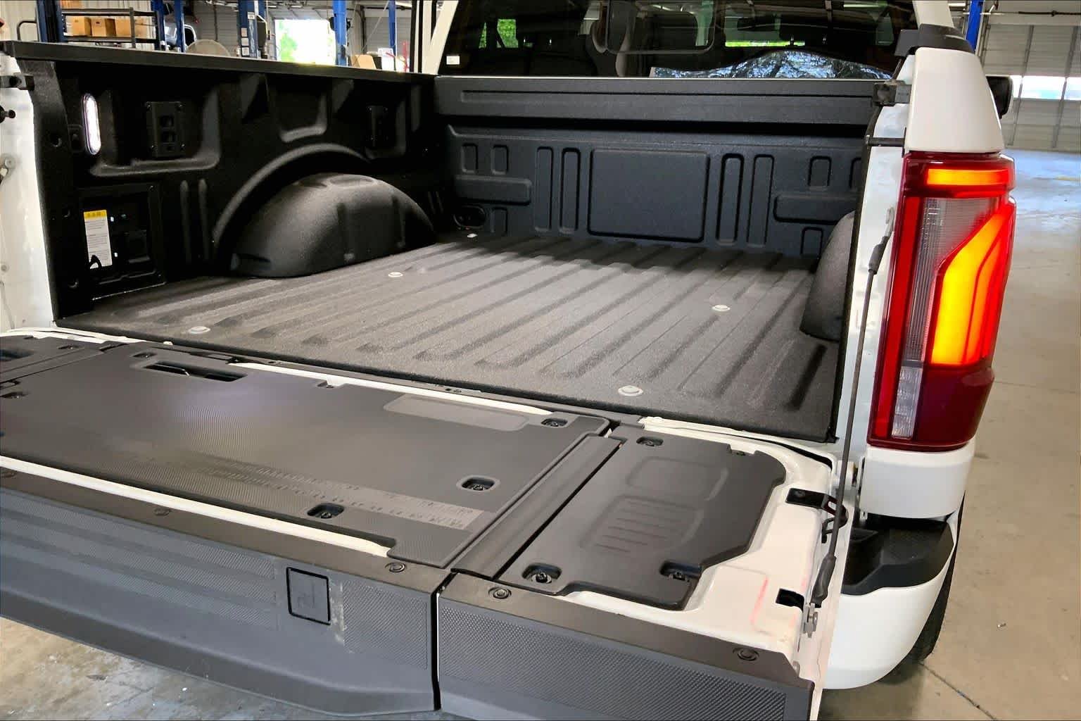 New 2026 Star White Metallic Tri-Coat Ford Platinum® image 18