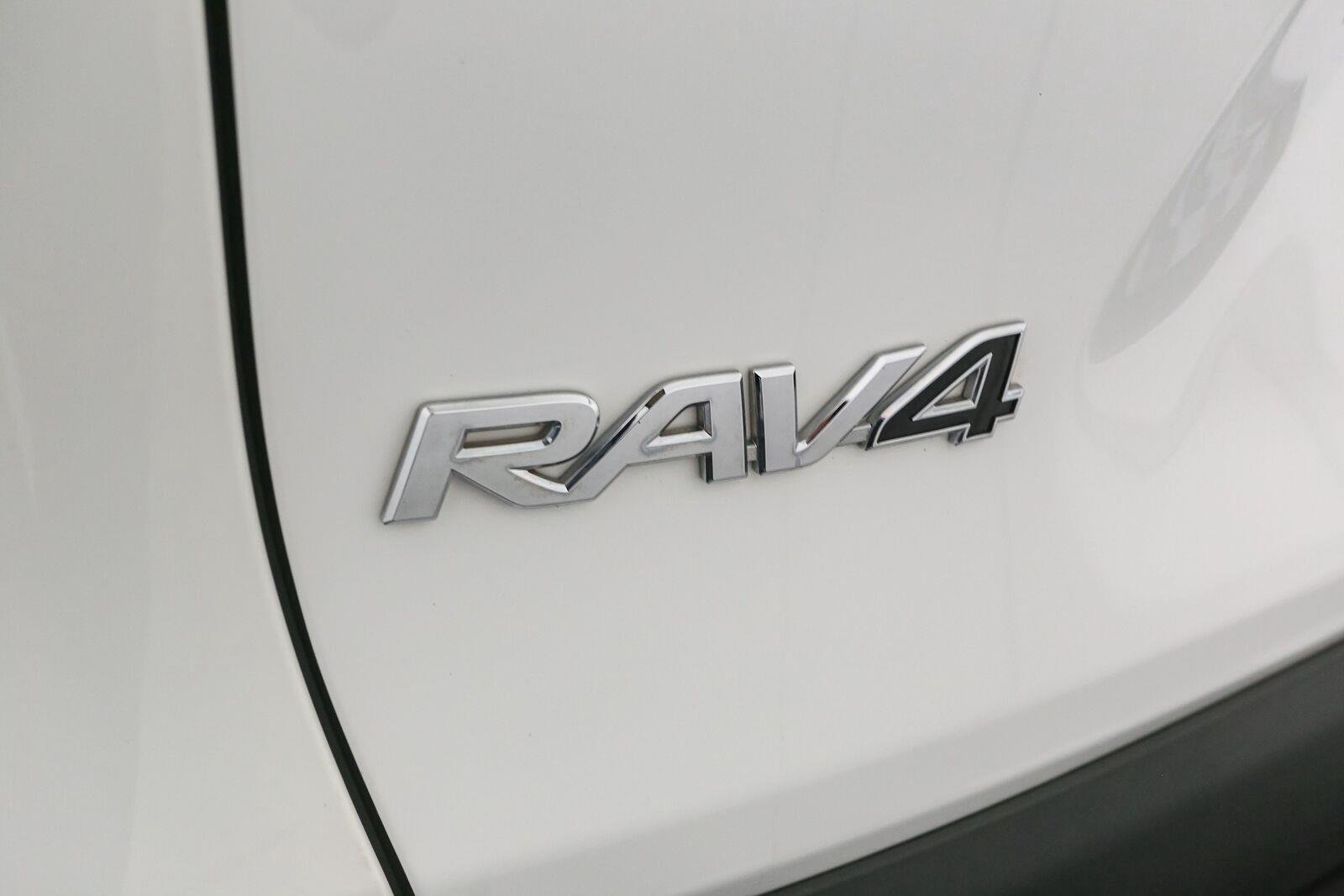 Used 2019 Super White Toyota XLE Premium image 10