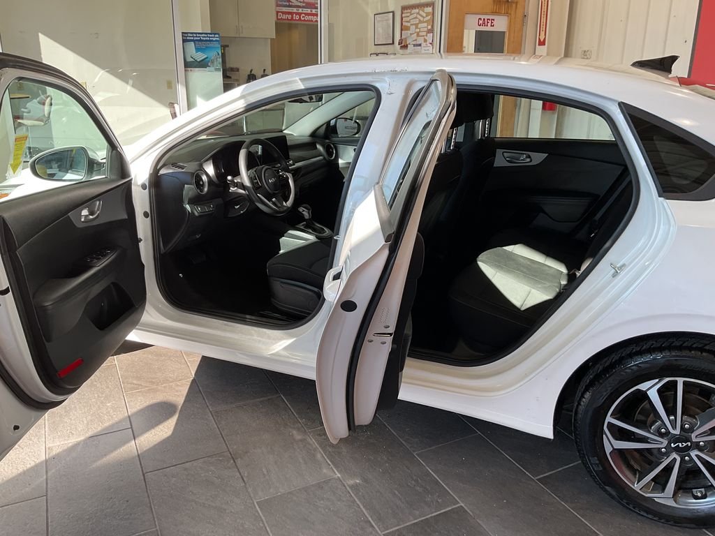 Used 2023 White Kia LXS image 10