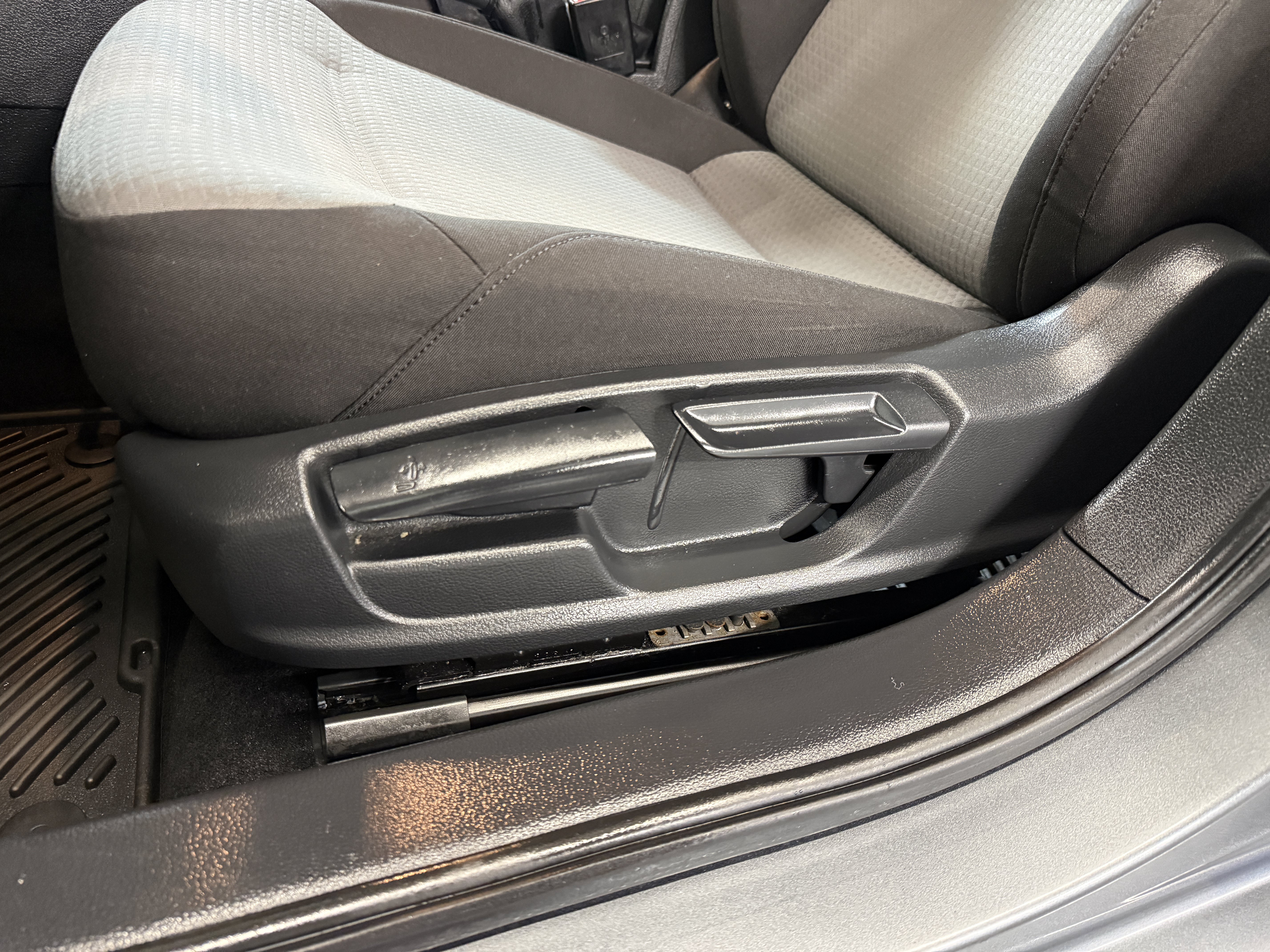 Used 2018 Platinum Gray Metallic Volkswagen 1.4T S image 13
