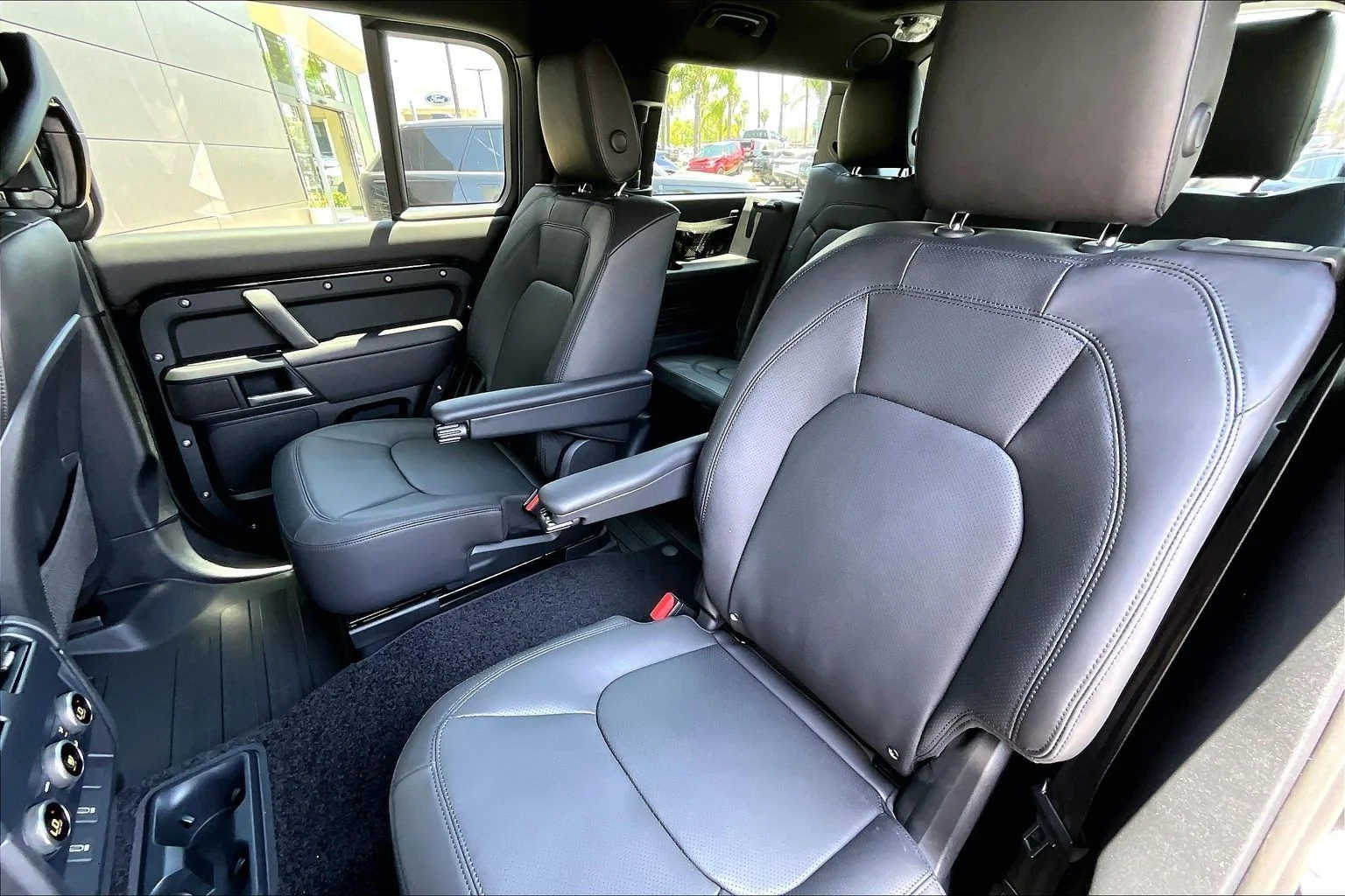 New 2026 Santorini Black Land Rover X-Dynamic SE image 10