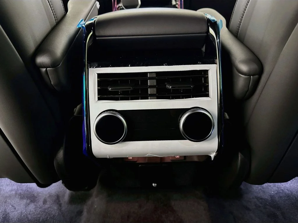 New 2027 Santorini Black Land Rover Dynamic SE image 27