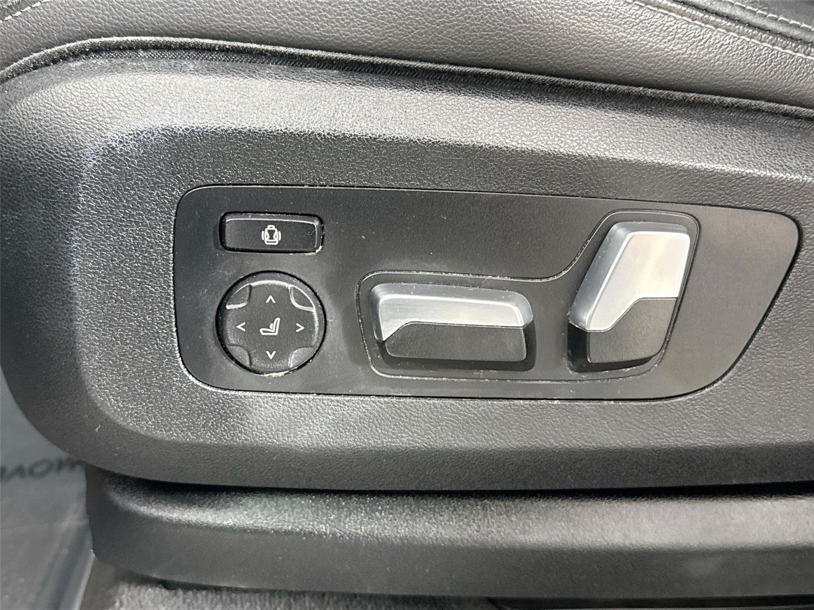 Used 2019 Black Sapphire Metallic BMW xDrive40i image 30