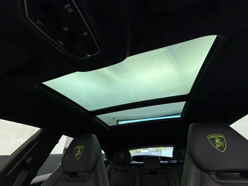 Used 2022  Lamborghini Sport Utility 4D image 54