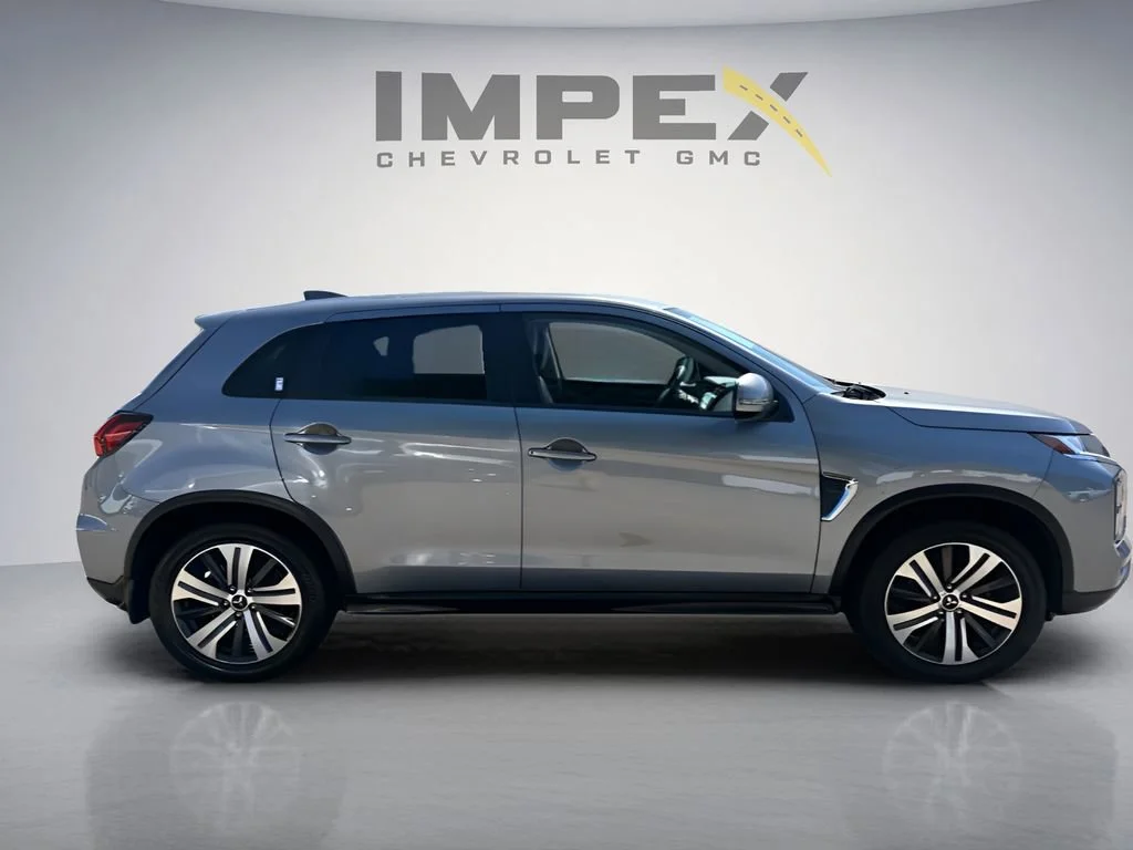 Used 2022  Mitsubishi SE image 6