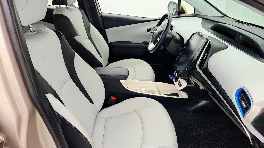 Used 2018 Titanium Glow Toyota Advanced image 23