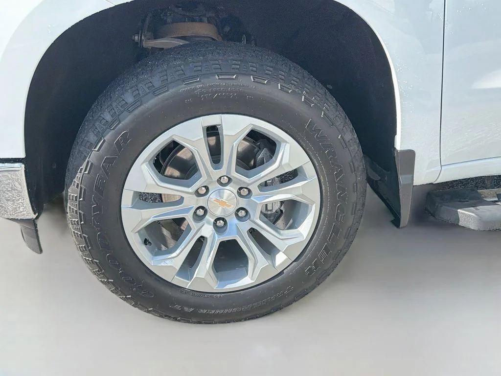 Used 2025 White Chevrolet LTZ image 35