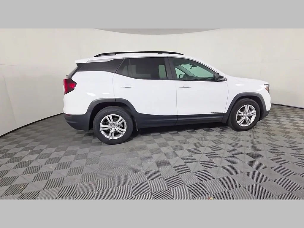 Used 2022 Summit White GMC SLE image 37