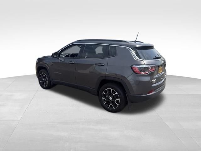Used 2022 Gray Jeep Latitude image 9