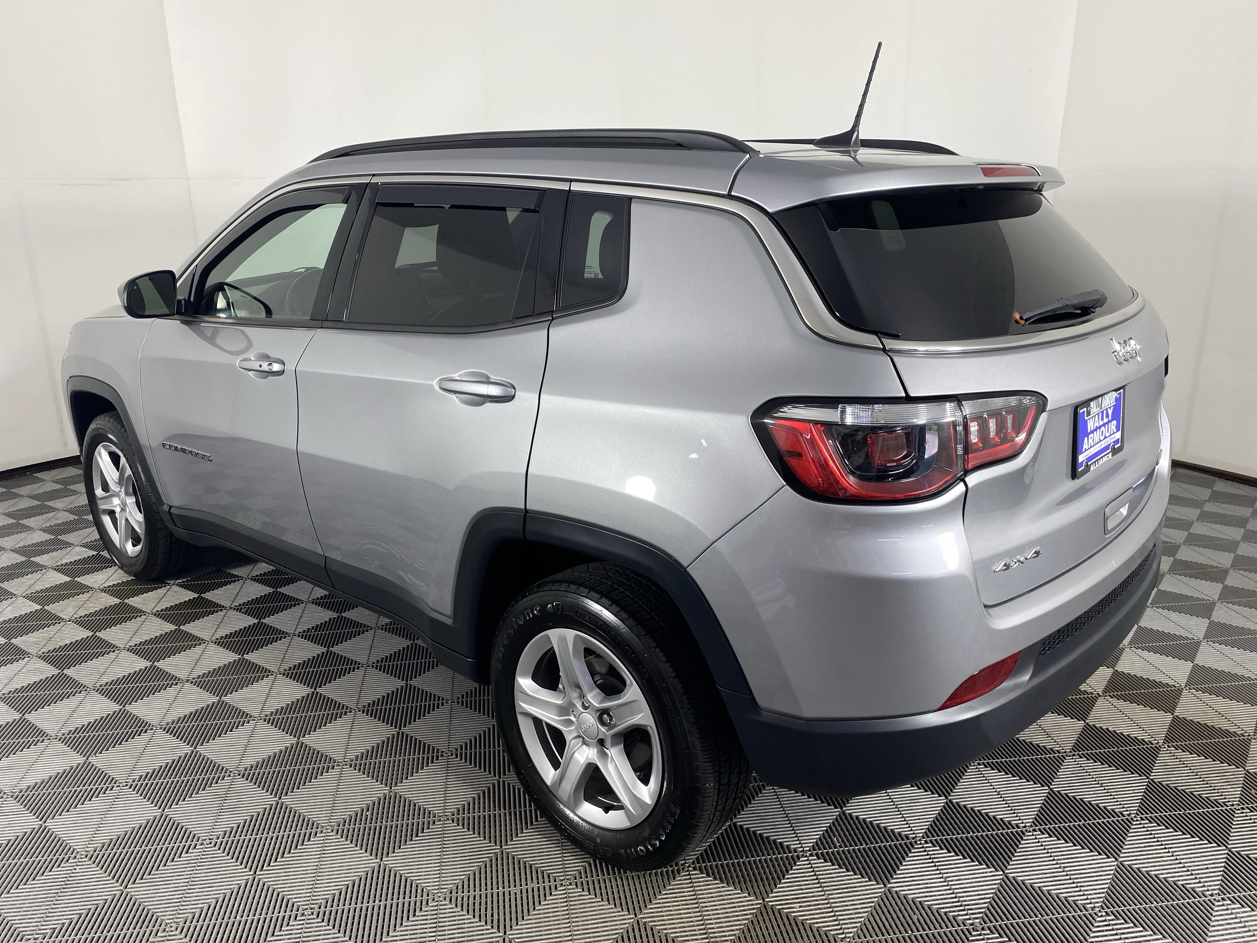 Used 2023 Billet Silver Metallic Clearcoat Jeep Latitude image 9