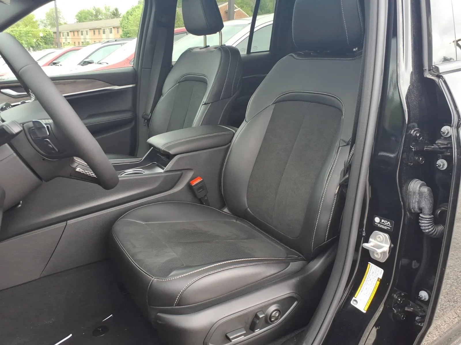 New 2026 Diamond Black Crystal Pearlcoat Jeep Altitude image 4