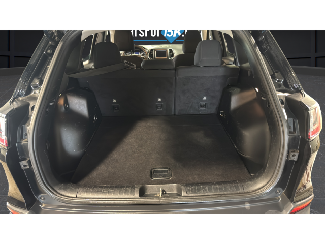 Used 2020 Diamond Black Crystal Pearlcoat Jeep Latitude image 25