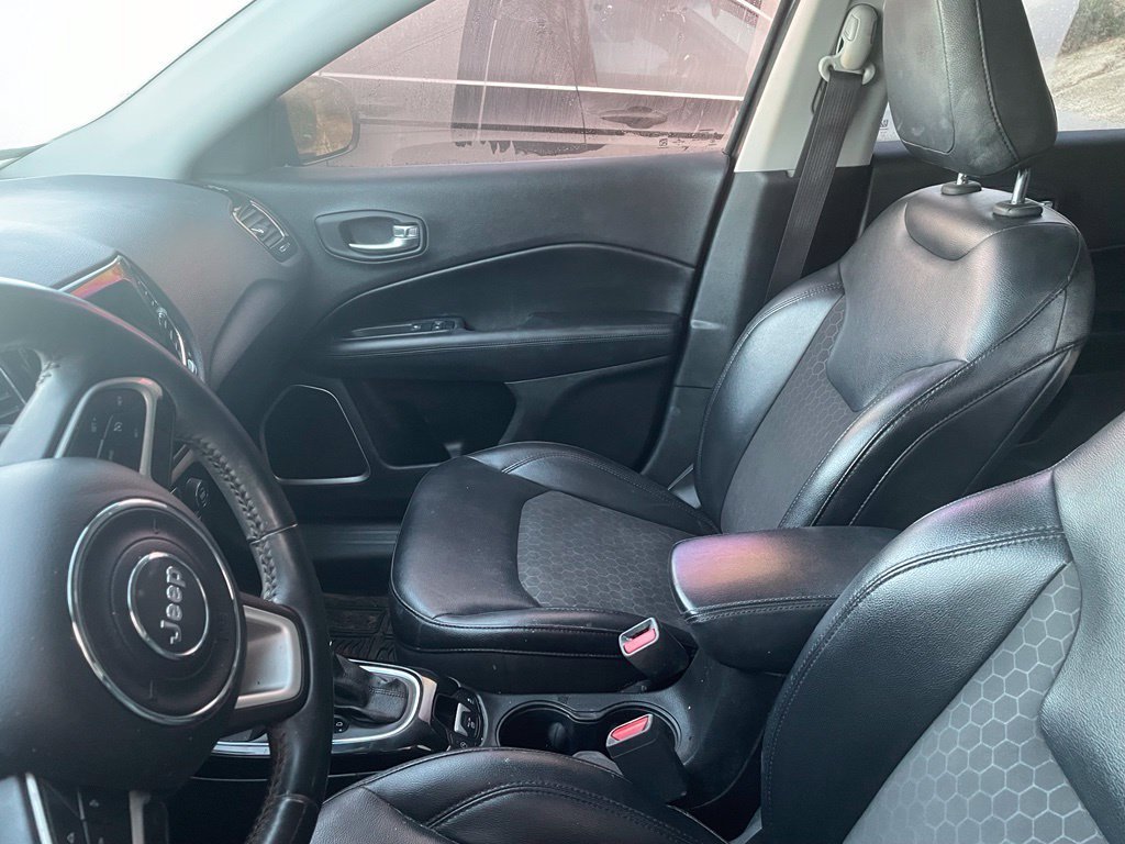 Used 2018 Crystal Metallic Jeep Latitude image 11