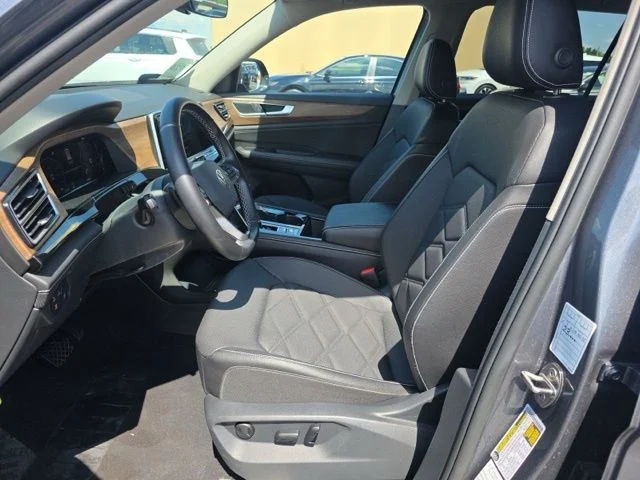 Used 2025  Volkswagen 2.0T SE w/Technology image 18