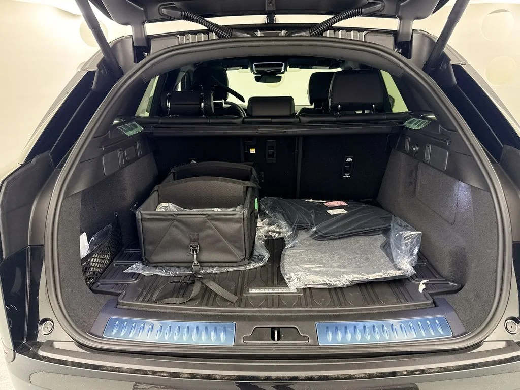 New 2026 Santorini Black Land Rover S image 27