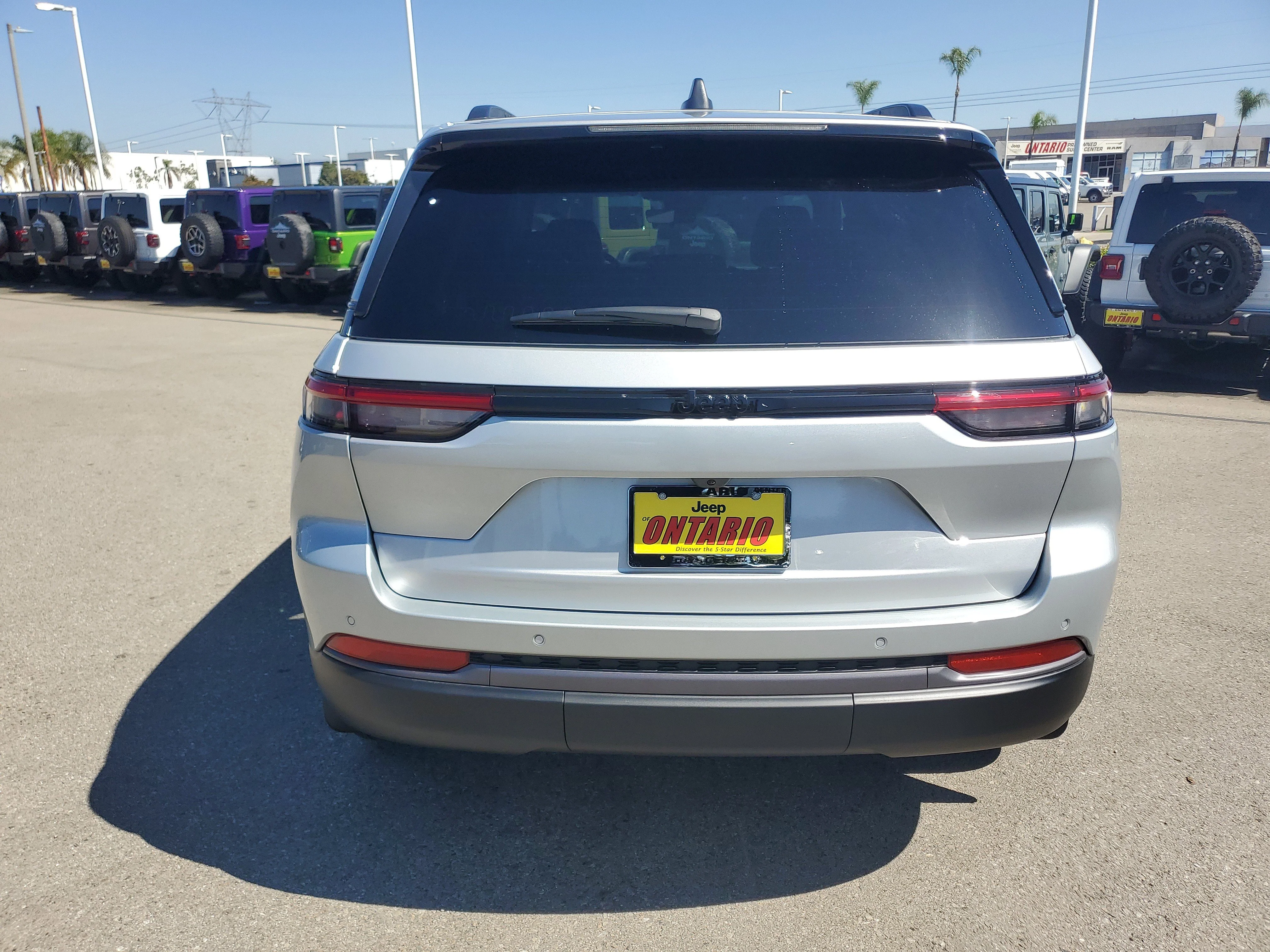 New 2026 Silver Zynith Exterior Paint Jeep Altitude image 4