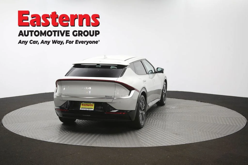 Used 2022 White Kia Wind image 37