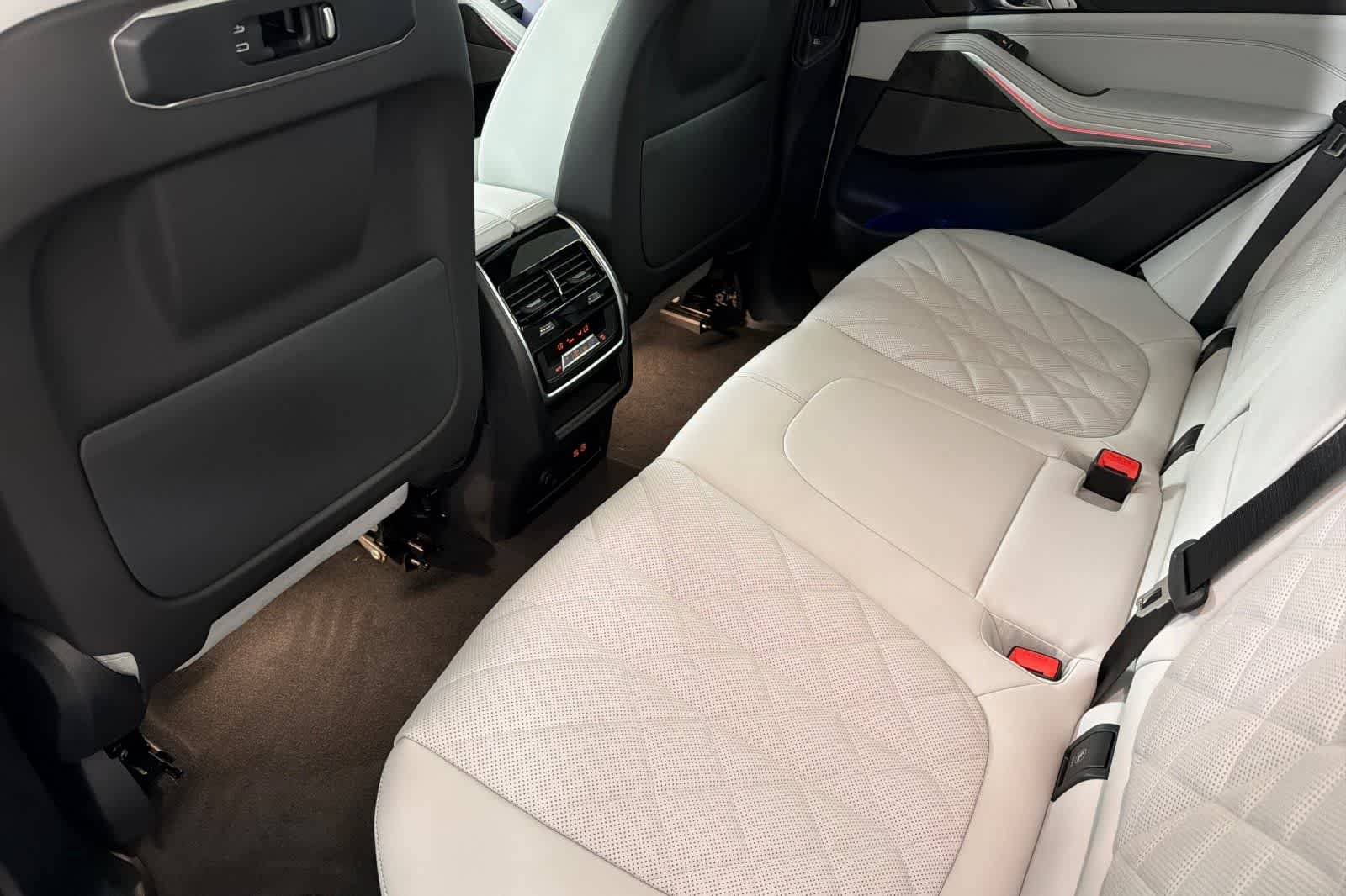 New 2026 Alpine White BMW xDrive40i image 4