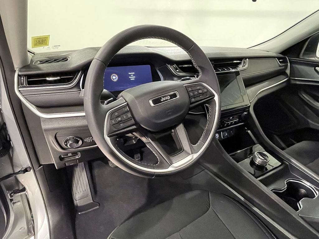 Used 2023 Silver Jeep Laredo image 21