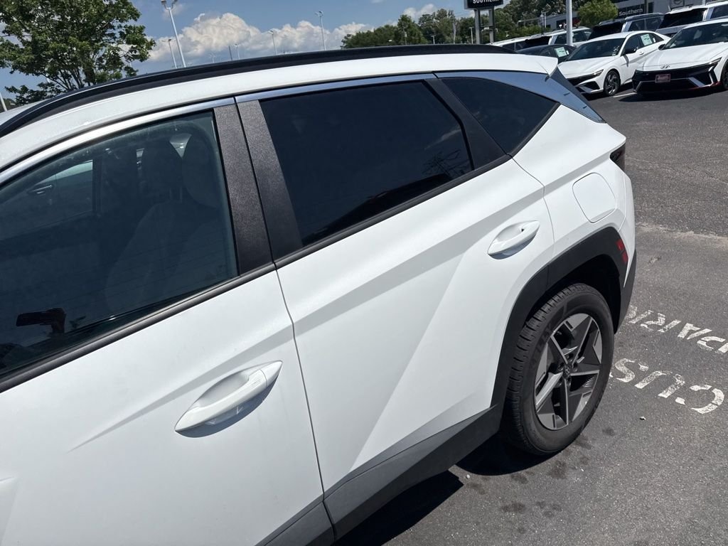 Used 2025 White Hyundai SEL image 3