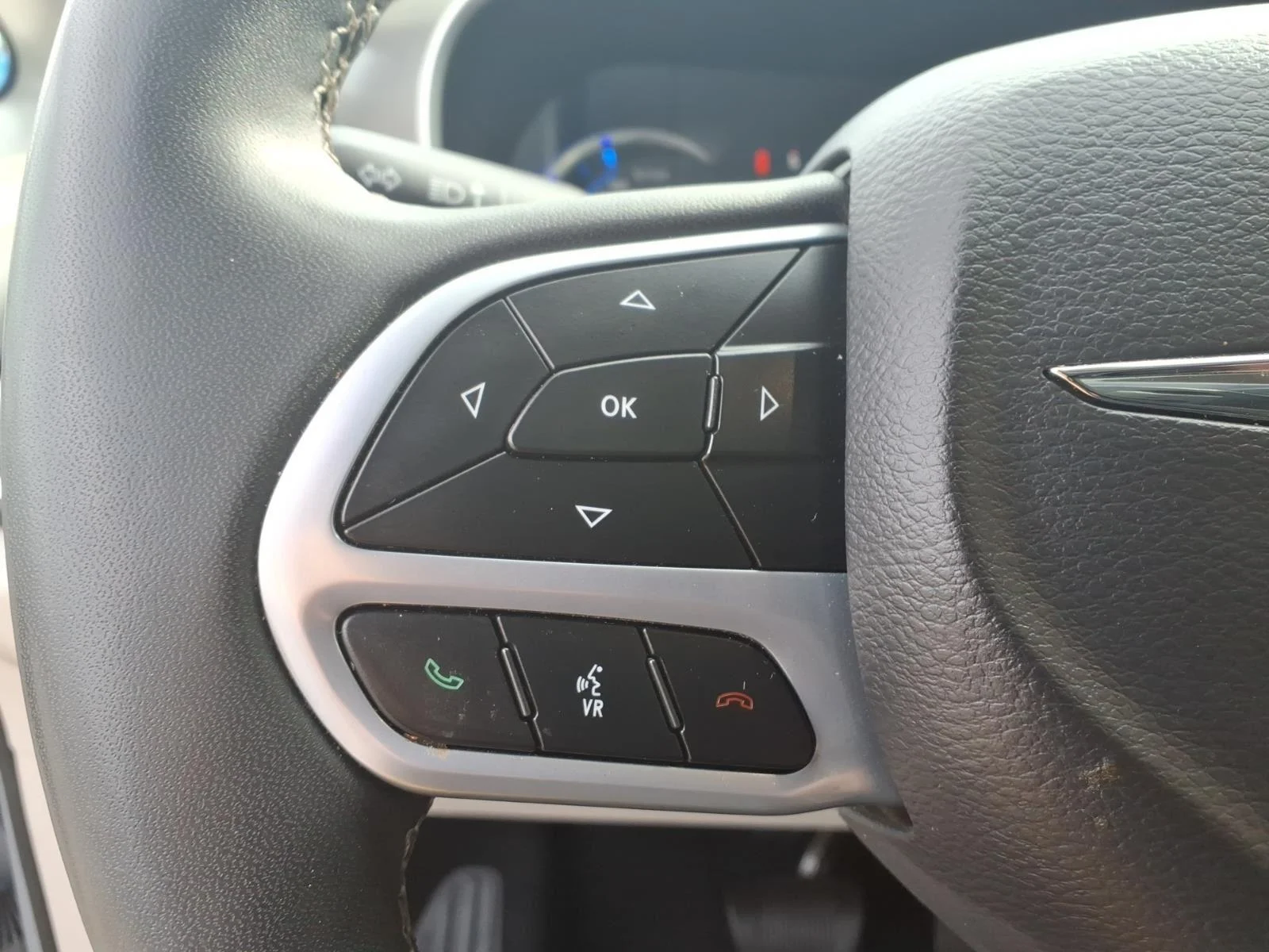 Used 2023 Silver Mist Clearcoat Chrysler Hybrid Touring L image 19