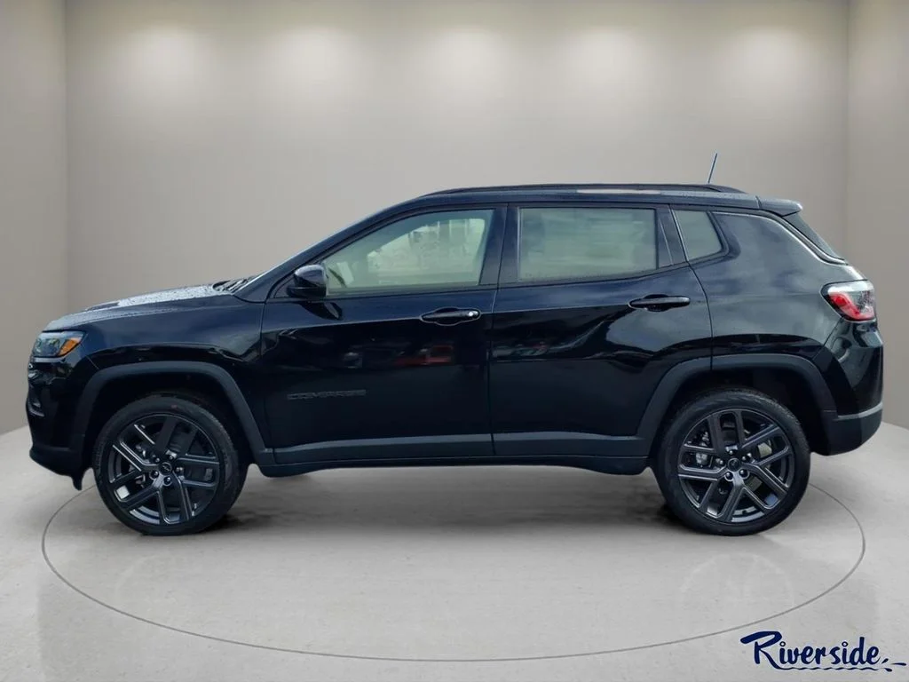 New 2026 Diamond Black Crystal Pearlcoat Jeep Latitude image 3