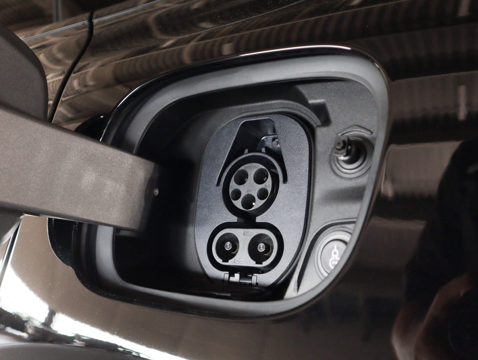 2025 Porsche Macan Turbo Electric - Photo 13